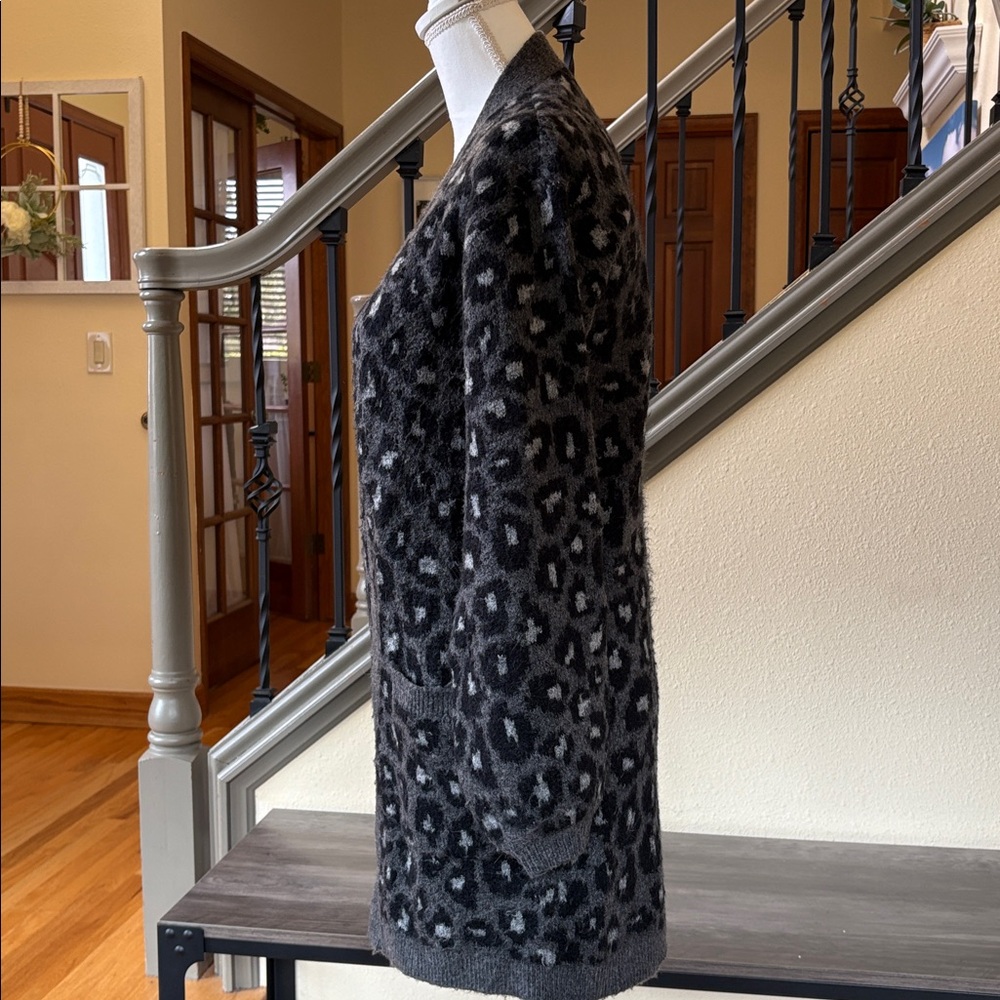 Abercrombie & Fitch Gray & Black Leopard Print Cardigan Size XS - Picture 3 of 16